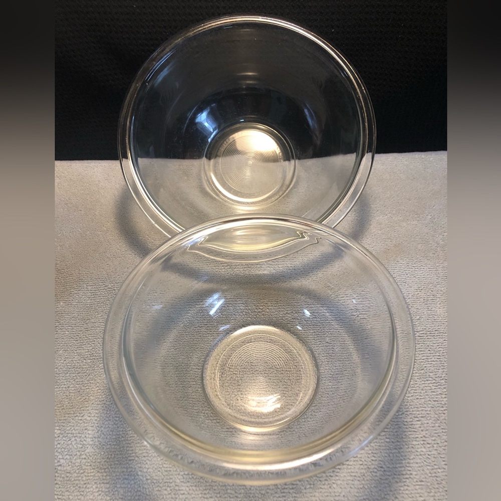 Set of 2 clear Pyrex glass bowls. 1 litre & 1.5 litre. Numbers 322 & 323